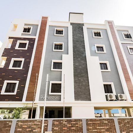 Oyo Victory Grand Hotel Tadepalle Exterior photo