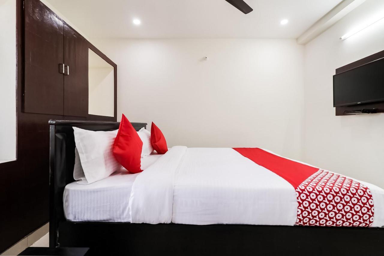 Oyo Victory Grand Hotel Tadepalle Exterior photo