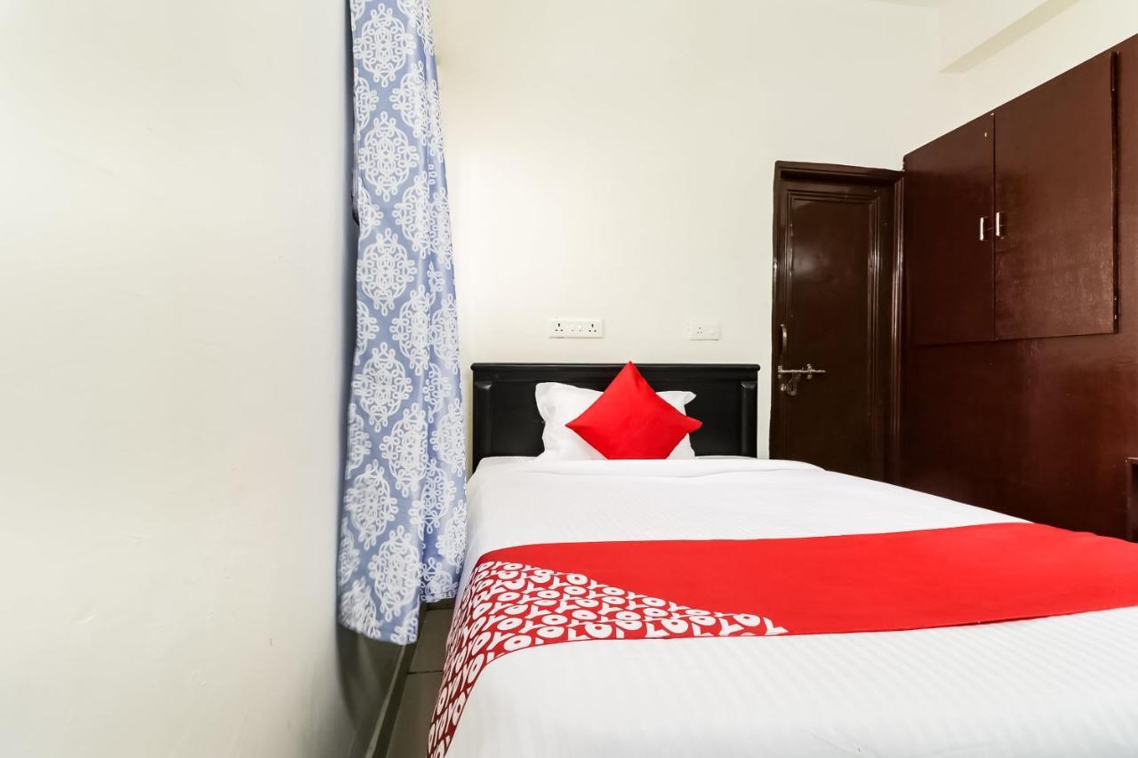 Oyo Victory Grand Hotel Tadepalle Exterior photo